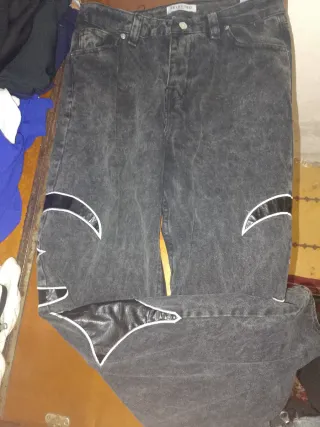 Pantalones vaqueros grises con detalles