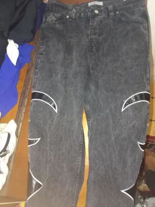 Pantalones vaqueros grises con detalles