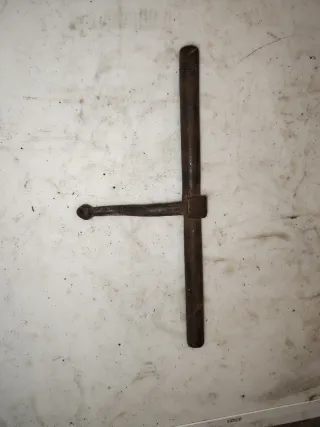 Cerrojo antiguo de hierro