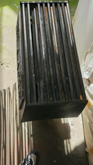 Chimenea de metal con detalles decorativos