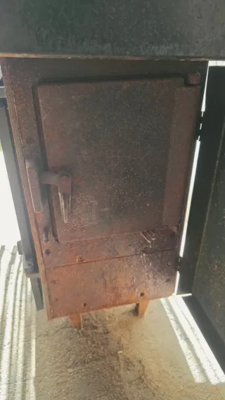 Chimenea de metal con detalles decorativos