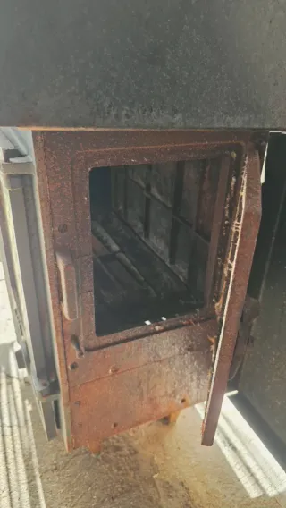 Chimenea de metal con detalles decorativos