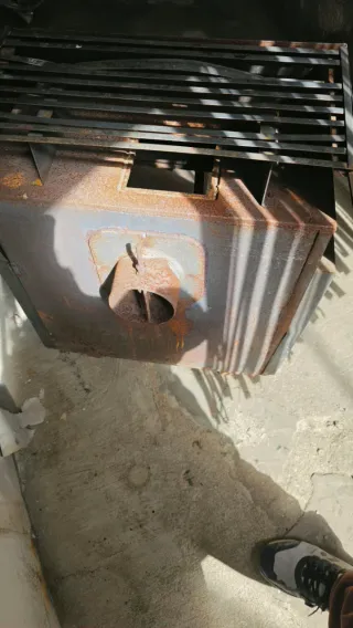 Chimenea de metal con detalles decorativos