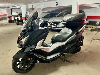 MOTO SYM Cruisym 125cc Scooter Negra