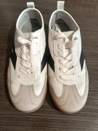 Zapatillas deportivas blancas y beige