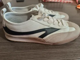 Zapatillas deportivas blancas y beige