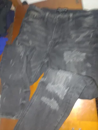 Supply & Demand Jeans Negros Desgastados