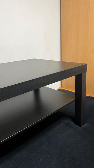 Mesa de centro de color oscuro