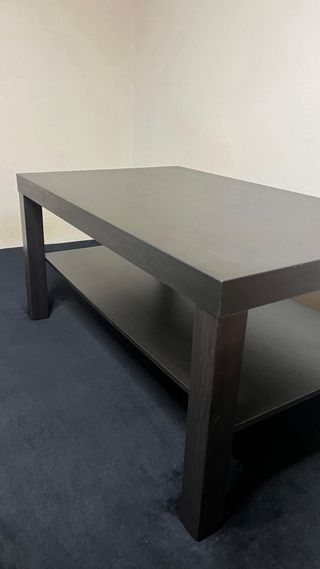 Mesa de centro de color oscuro