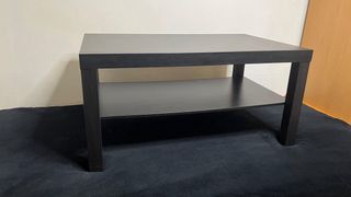 Mesa de centro de color oscuro