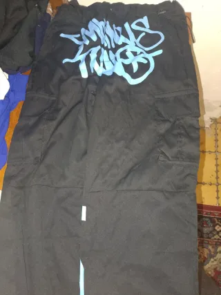 Pantalones negros con logo azul