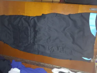 Pantalones negros con logo azul