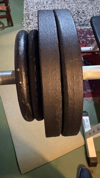 Banco de pesas con barra y mancuernas