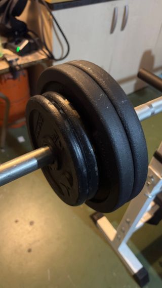 Banco de pesas con barra y mancuernas