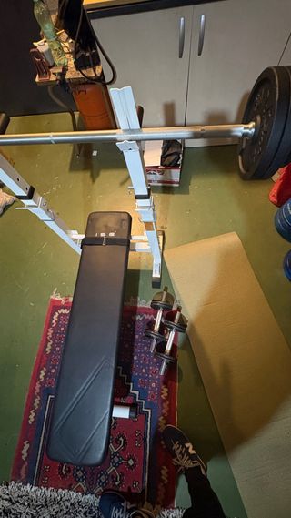 Banco de pesas con barra y mancuernas