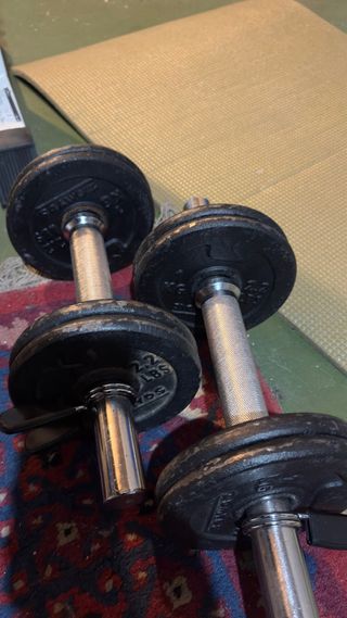 Banco de pesas con barra y mancuernas