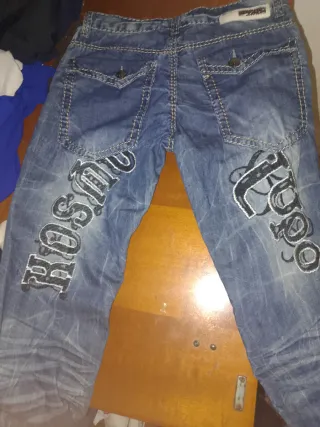 Pantalones vaqueros azules con diseño