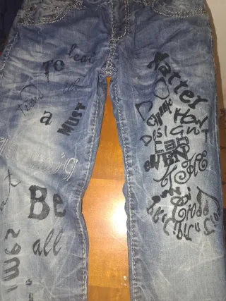 Pantalones vaqueros azules con diseño