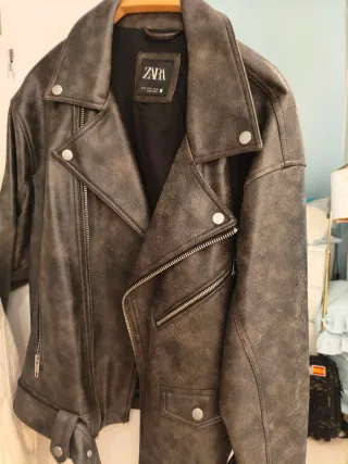 Cazadora Zara efecto piel gris Talla l xl