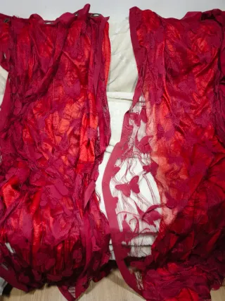 Pack alfombra, butaca y cortinas rojas