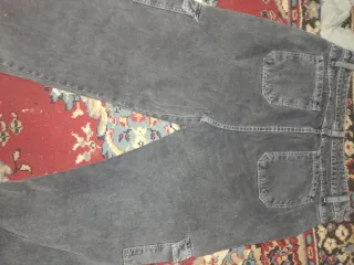 Pantalones grises vaqueros