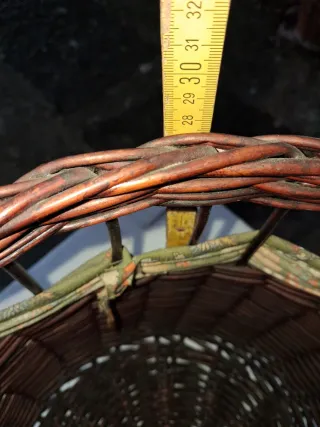 Cesto in vimini con manico e tessuto