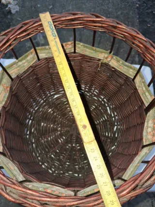 Cesto in vimini con manico e tessuto