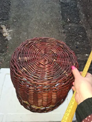 Cesto in vimini con manico e tessuto