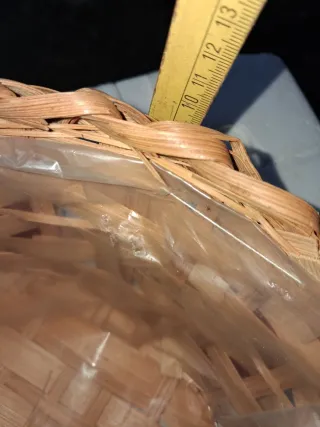 Cestino decorativo con cuori rossi