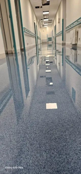 Trabajo en suelos de epoxi – Barcelona Hola, busc