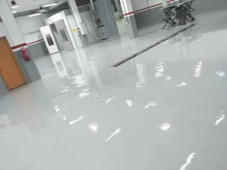 Trabajo en suelos de epoxi – Barcelona Hola, busc