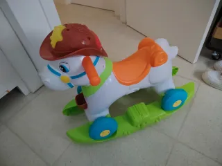 Caballo balancín infantil con sombrero