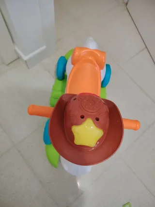 Caballo balancín infantil con sombrero