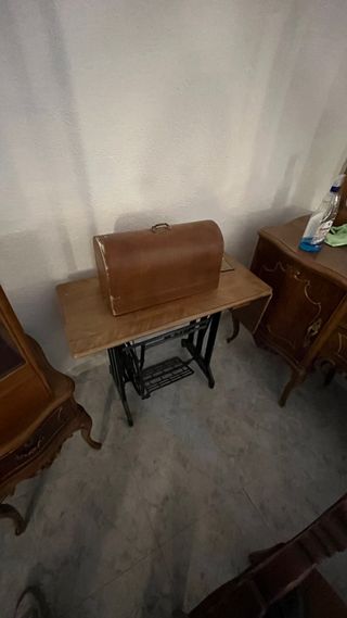 Máquina de coser antigua con tapa