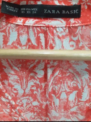 Blusa Zara fluida estampada talla XS