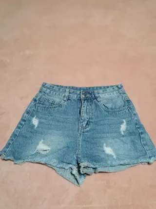 Calções de ganga rasgados
