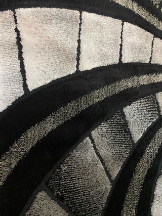 Carpete retangular preta e branca