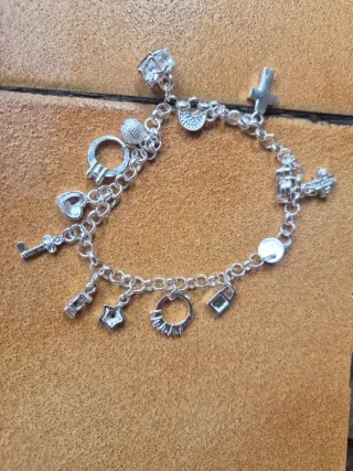 Pulsera con charms plateados