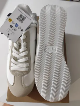 Zapatillas Fila Unisex Blancas y Beige