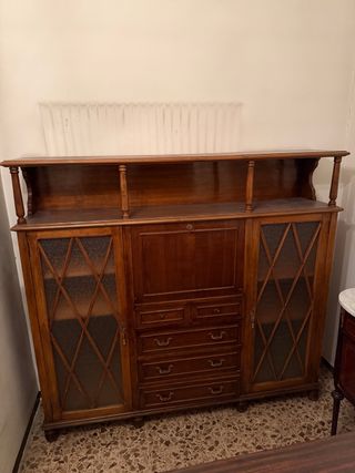 Cómoda antigua de madera y cristal