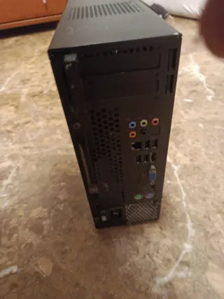 Torre de ordenador negra