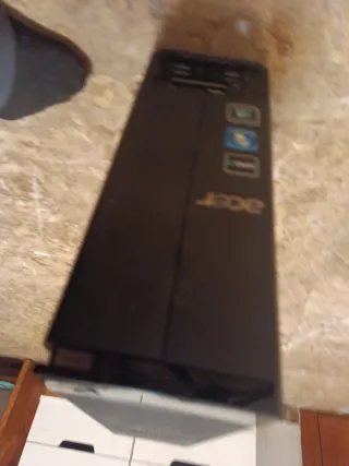 Torre de ordenador negra