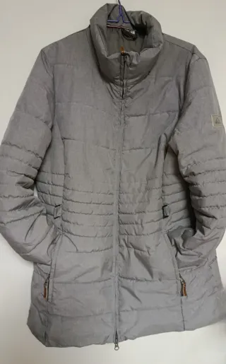 Abrigo gris acolchado