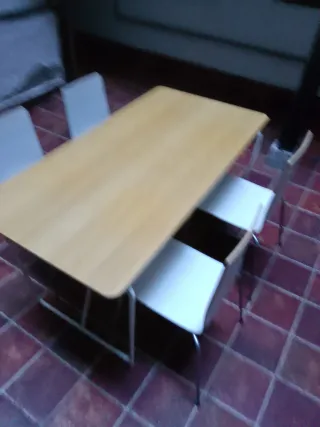 4 Sillas apilables blancas y mesa larga