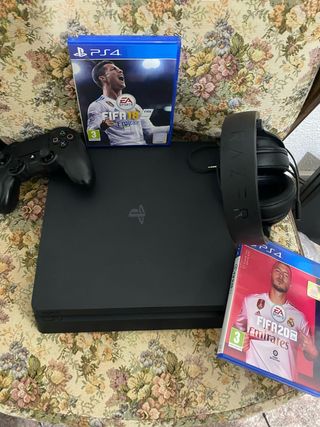 PS4 Slim Negra + FIFA 18 y FIFA 20