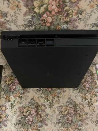 PS4 Slim Negra + FIFA 18 y FIFA 20