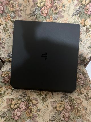 PS4 Slim Negra + FIFA 18 y FIFA 20