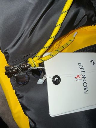 Chaqueta Moncler Negra y Amarilla