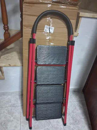 Escalera aluminio plegable 4 peldaños.