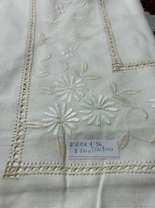 Mantel bordado con 8 servilletas . De antepasados